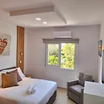 Stylish Kato Close To & Vibrant Harbor Life *