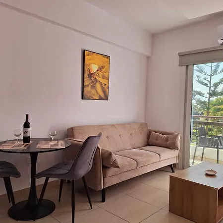 Stylish Kato Close To & Vibrant Harbor Life