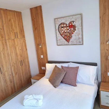 Stylish Kato Close To & Vibrant Harbor Life *