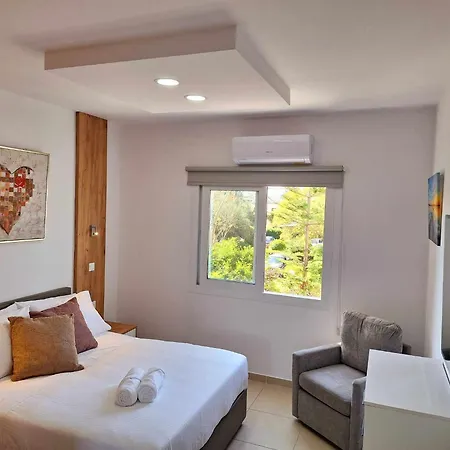 Stylish Kato Close To & Vibrant Harbor Life *