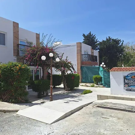 Stylish Kato Close To & Vibrant Harbor Life Apartment Paphos