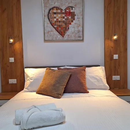 Stylish Kato Close To & Vibrant Harbor Life